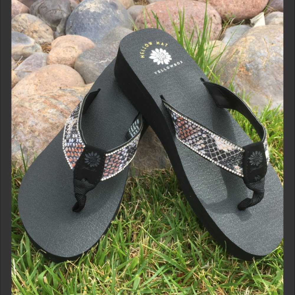 🆕❤️Yellow Box Snake 1.5" Heel Sandal - Picture 2 of 3